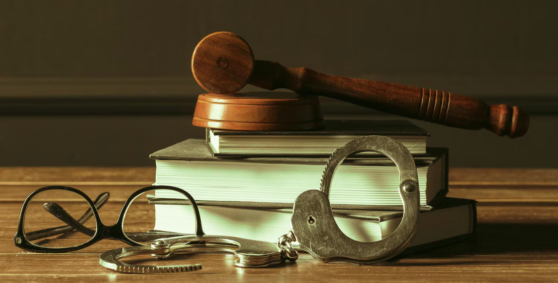 Die Suche nach dem richtigen Anwalt für Strafrecht: Wichtige Kriterien für eine starke Verteidigung